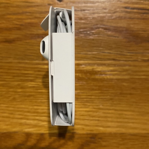 Apple Wired EarPods with Lightning Connector Headphones - White - Picture 7 of 9